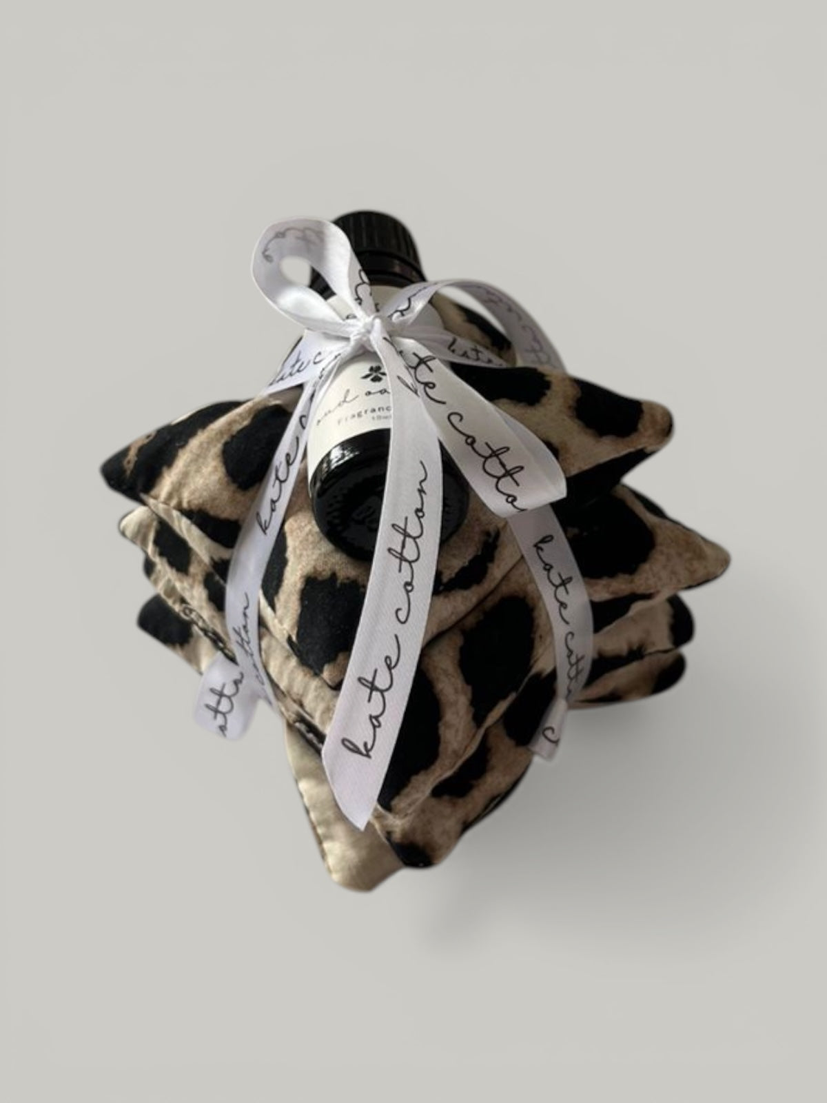 kate cotton oud oasis vintage style scented sachets 4pk